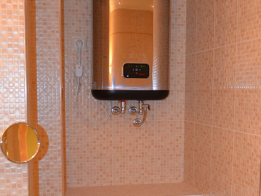 Установка водонагревателя в ванной