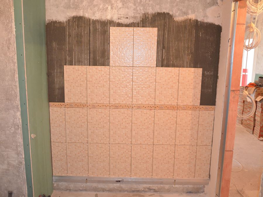 Укладка плитки в ванной  на стену